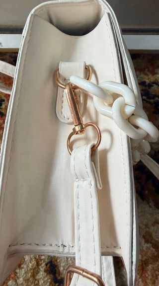 Bolso blanco acolchado con cadena