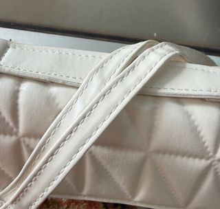 Bolso blanco acolchado con cadena