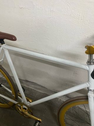 Bicicleta Fixie Blanca y Dorada