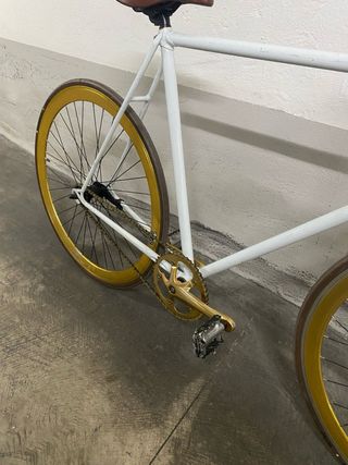 Bicicleta Fixie Blanca y Dorada