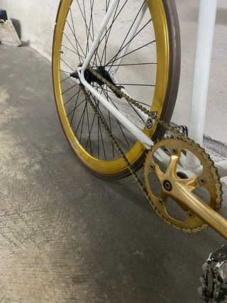 Bicicleta Fixie Blanca y Dorada