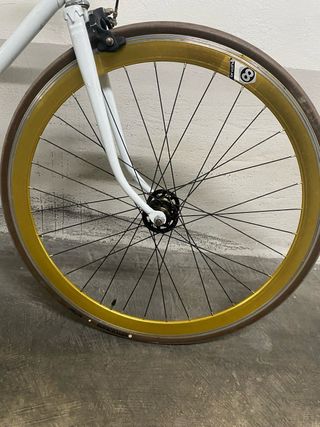 Bicicleta Fixie Blanca y Dorada
