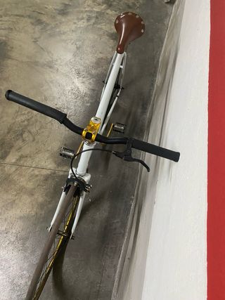 Bicicleta Fixie Blanca y Dorada