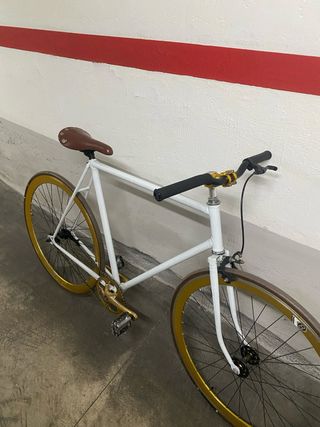 Bicicleta Fixie Blanca y Dorada