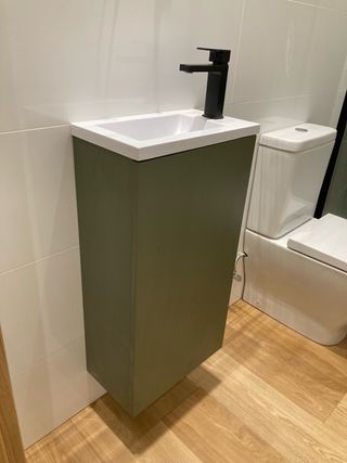 Mueble de baño verde y blanco pequeño