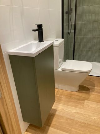 Mueble de baño verde y blanco pequeño