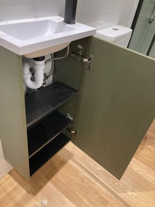 Mueble de baño verde y blanco pequeño