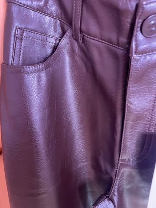 Pantalón efecto piel marrón talla 32