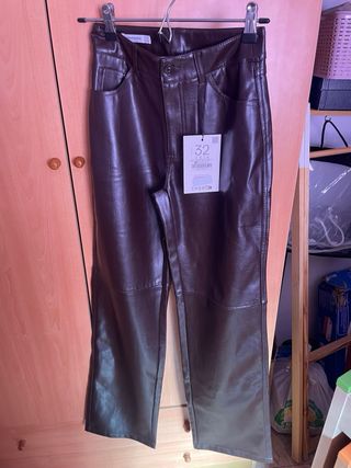 Pantalón efecto piel marrón talla 32