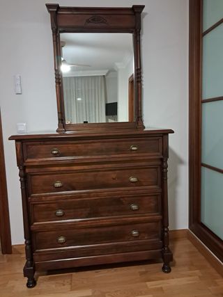 Cómoda con espejo y mesitas de noche