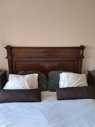 Cómoda con espejo y mesitas de noche