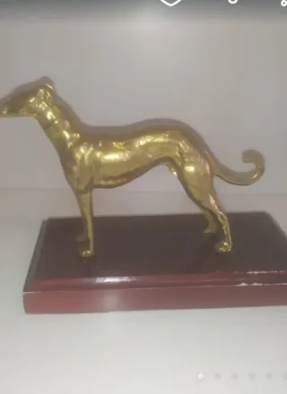 Perro galgo bronce peana madera