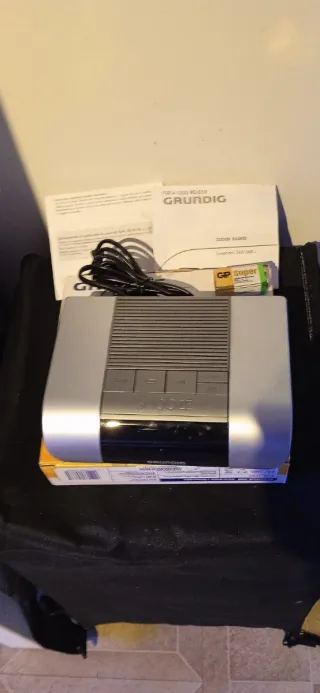 Despertador Grundig Plata y Negro