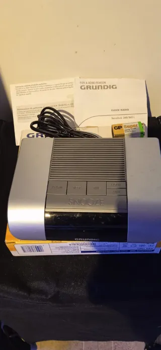 Despertador Grundig Plata y Negro