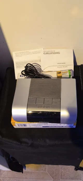 Despertador Grundig Plata y Negro