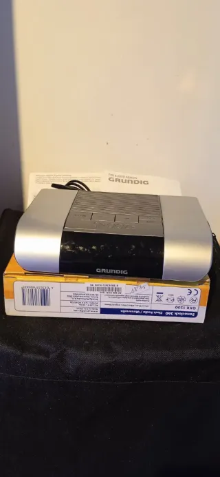 Despertador Grundig Plata y Negro