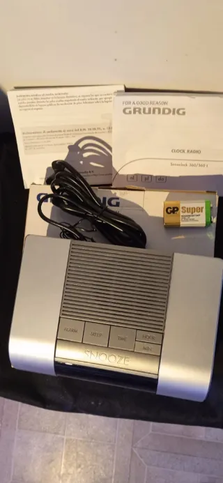 Despertador Grundig Plata y Negro