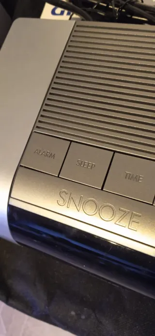 Despertador Grundig Plata y Negro