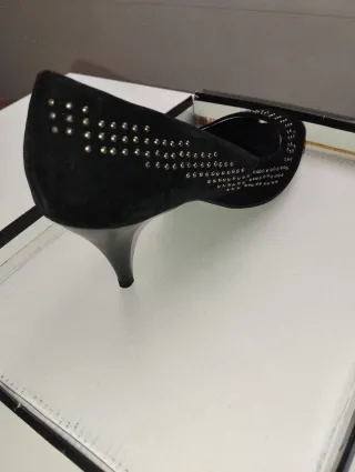Zapatos de tacón negros con tachuelas