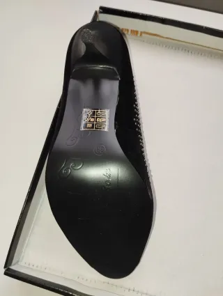 Zapatos de tacón negros con tachuelas