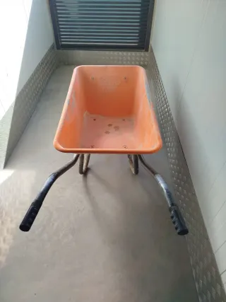 Carretilla de obra naranja