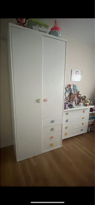 Armario infantil blanco con tiradores de colores