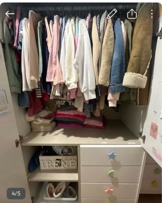 Armario infantil blanco con tiradores de colores