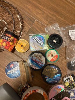 Conjunto de pesca: carretes, sedales y red