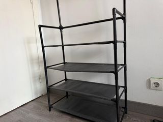 Estantería de metal negra con ganchos