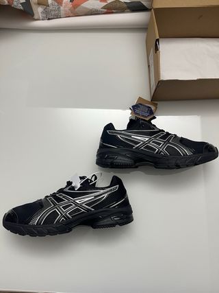 Asics Negras y Blancas Talla 43,5