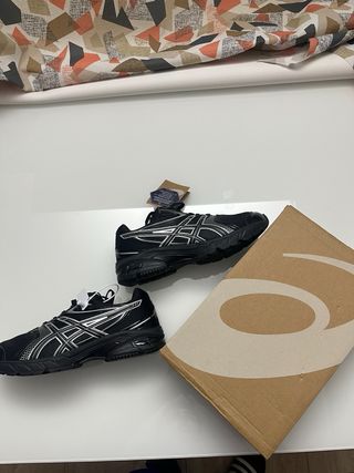 Asics Negras y Blancas Talla 43,5