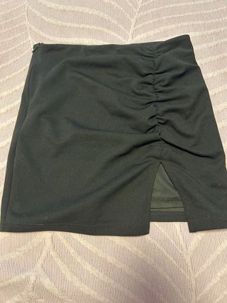 Falda negra con fruncido y abertura