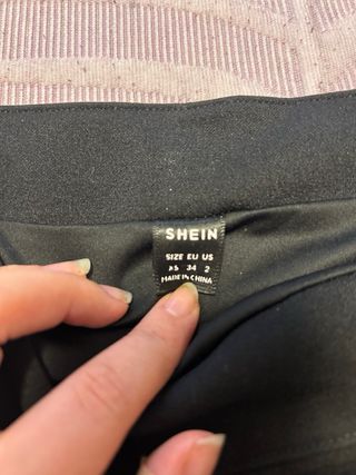 Falda negra con fruncido y abertura