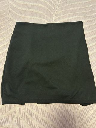 Falda negra con fruncido y abertura