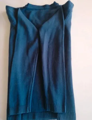 Maglione pura lana blu. Misure in foto.