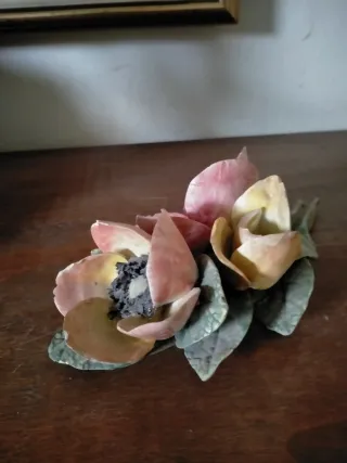 Soprammobile fiore in porcellana Capodimonte Porce