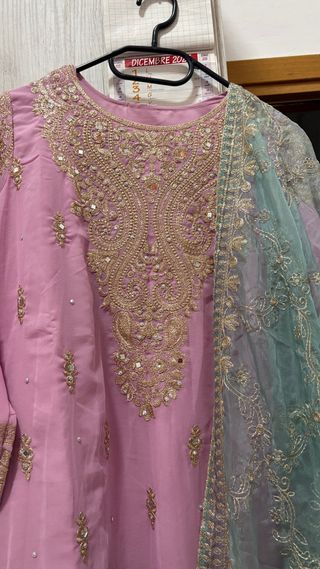 Abito indiano rosa con ricami