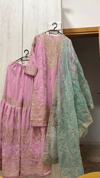 Abito indiano rosa con ricami