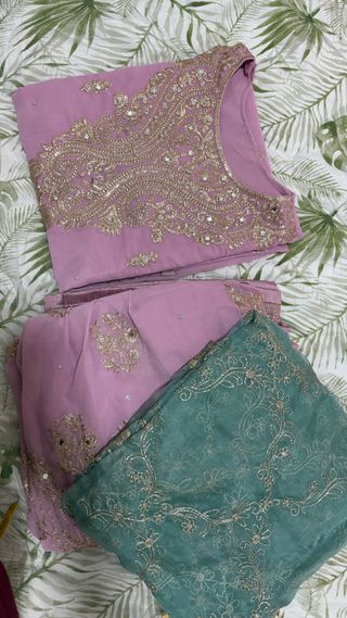 Abito indiano rosa con ricami