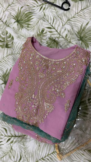 Abito indiano rosa con ricami