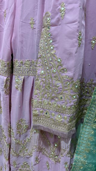 Abito indiano rosa con ricami