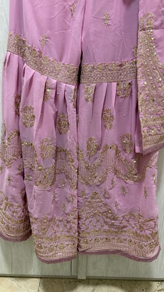 Abito indiano rosa con ricami