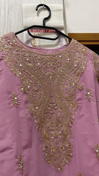 Abito indiano rosa con ricami