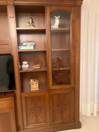 Mueble de salón de madera y cristal