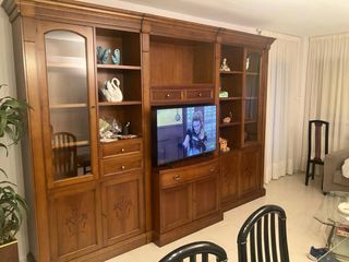 Mueble de salón de madera y cristal