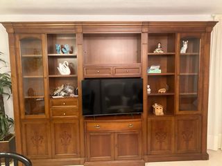 Mueble de salón de madera y cristal