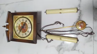 Reloj de pared antiguo con péndulo