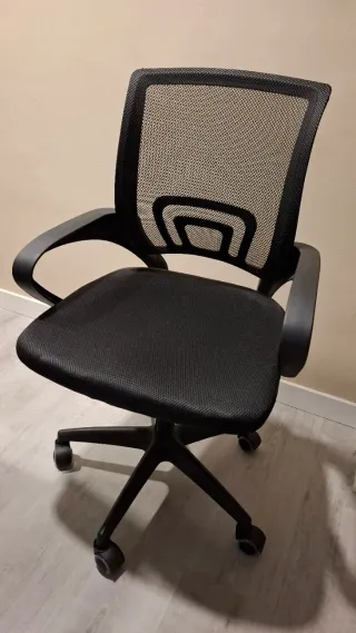 Silla ergonómica de tela negra