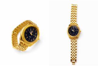 Reloj de pulsera dorado con diseño elegante