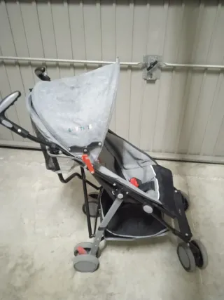 Silla de paseo gris con estampado